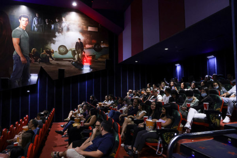 Israelis attend a movie at the Cinema City theater in Jerusalem on the official reopening night after 14 months of closure during the coronavirus pandemic, May 27, 2021. (Photo: Olivier Fitoussi/Flash90)