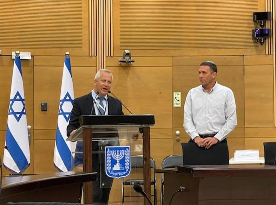 Jerusalem Prayer Breakfast Founder Albert Veksler introduces Knesset Member Matan Kahana at the Knesset, June 9, 2021 (Photo: All Israel News)