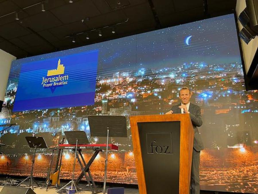 Rabbi Tuly Weisz addressing the Jerusalem Prayer Breakfast, June 10, 2021 (Photo: All Israel News)