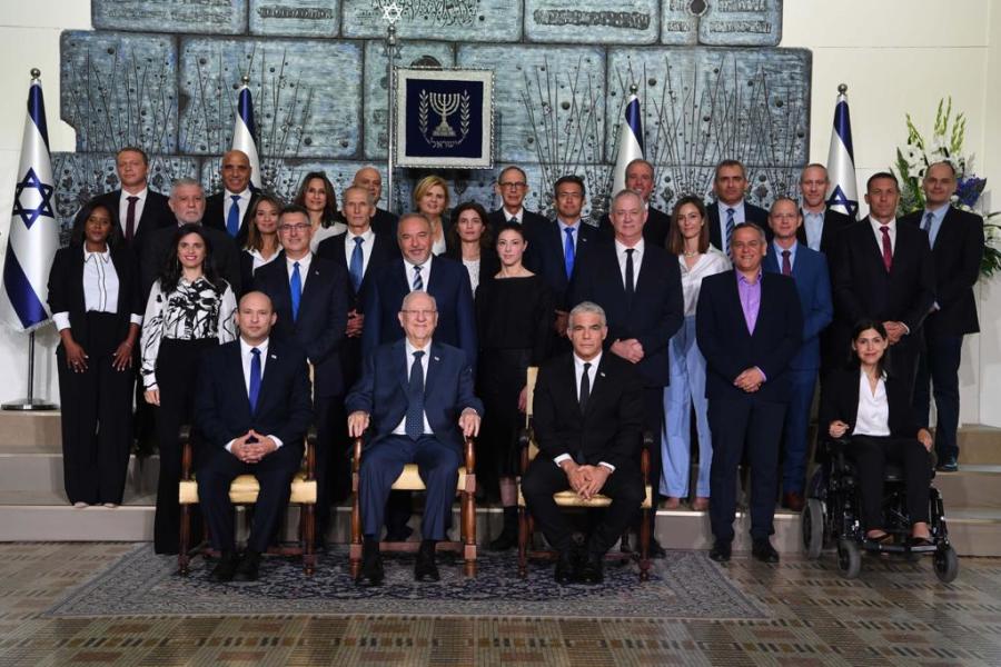 Israel's 36th government takes the traditional picture with the president (Photo: Avi Ohayon/GPO)