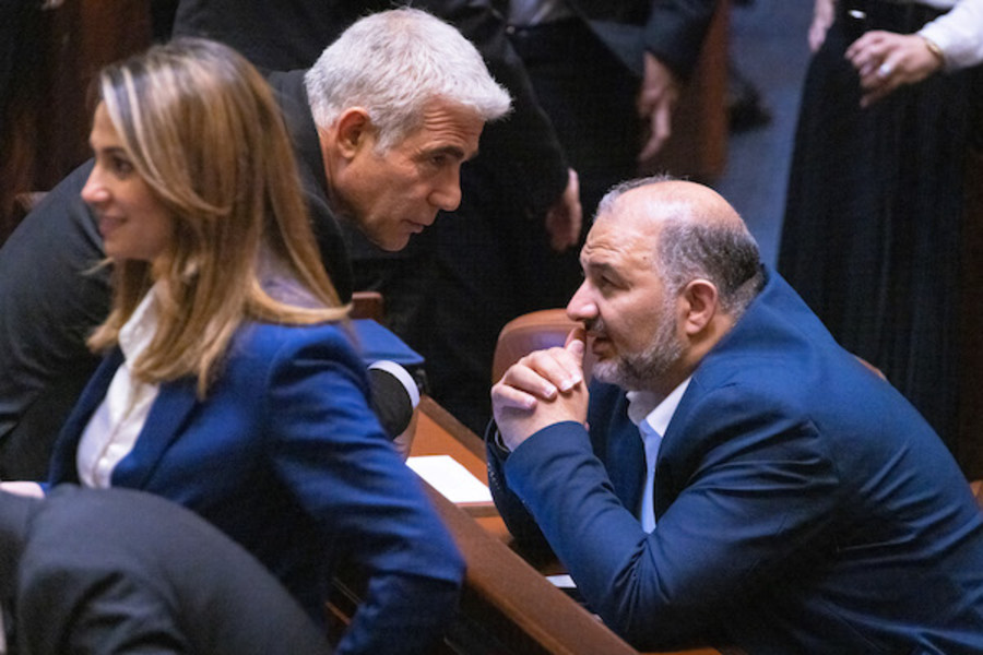 Foreign Minister of Yair Lapid with head of the Ra'am party Mansour Abbas in the Knesset assembly hall, June 21, 2021. (Photo: Olivier Fitoussi/Flash90)