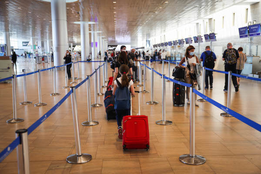 Travelers seen at Ben-Gurion International Airport, June 23, 2021. (Photo: Nati Shohat/Flash90)