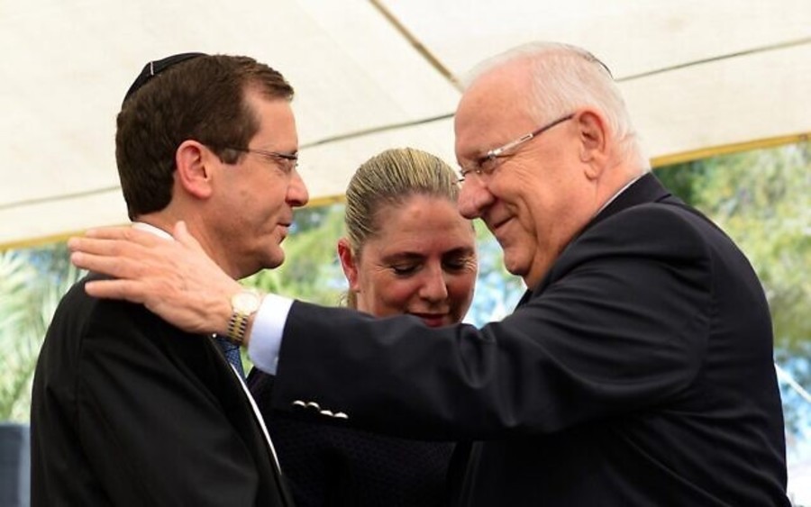President Reuven Rivlin (right) with his successor Isaac Herzog (Photo: Kobi Gideon/GPO)