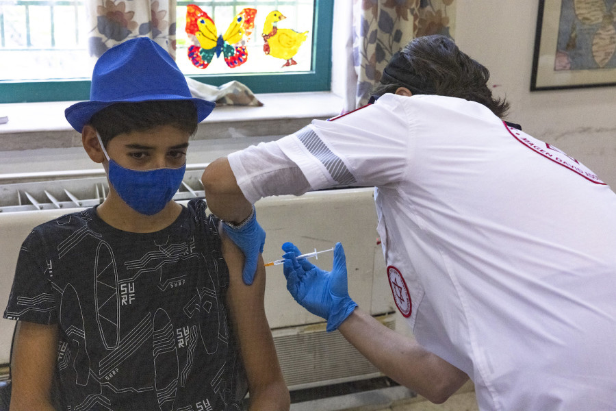 Israeli youth receive COVID-19 vaccine in Jerusalem, July 8, 2021. (Photo: Olivier Fitoussi/Flash90)