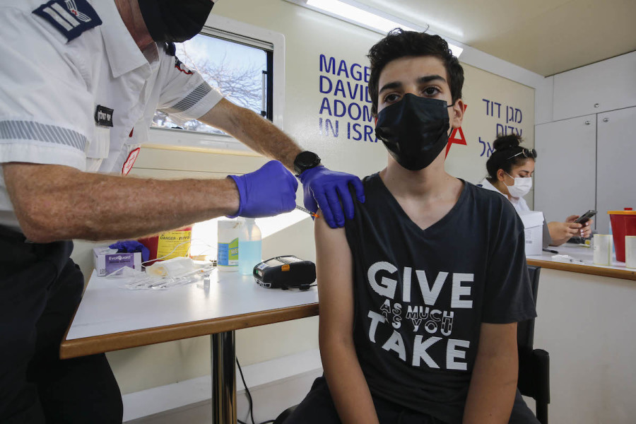 Israeli youth receive the Covid injection at a vaccination center in Tel Aviv, July 6, 2021. (Photo: Jamal Awad/Flash90)