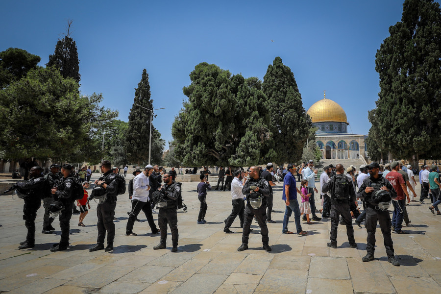 Israeli security forces guard a group of religious Jews visiting the Temple Mount in Jerusalem's Old City, during Tisha B'av, July 18, 2021. (Photo: Jamal Awad/Flash90)