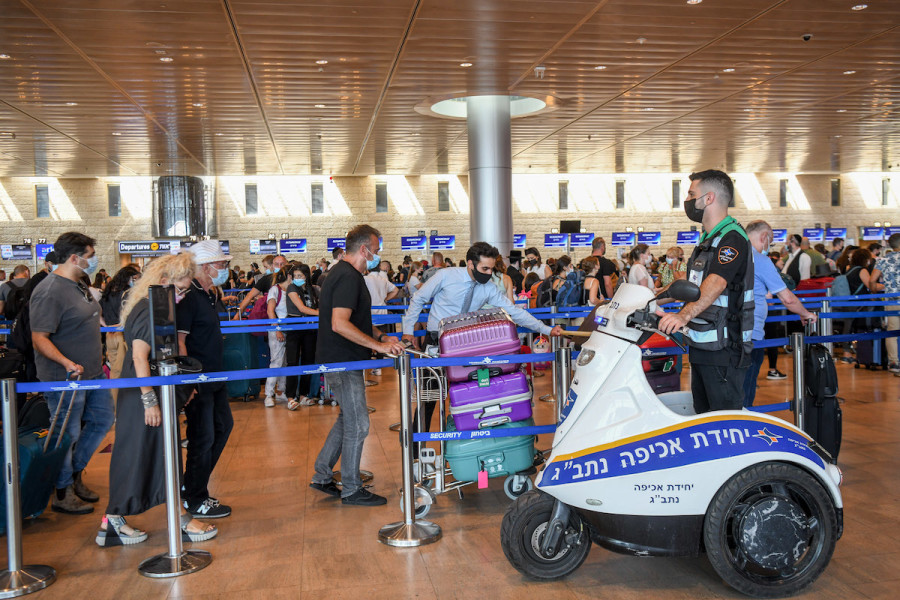 Travelers seen at the Ben Gurion International Airport in Israel, July 15, 2021. (Photo: Flash90)
