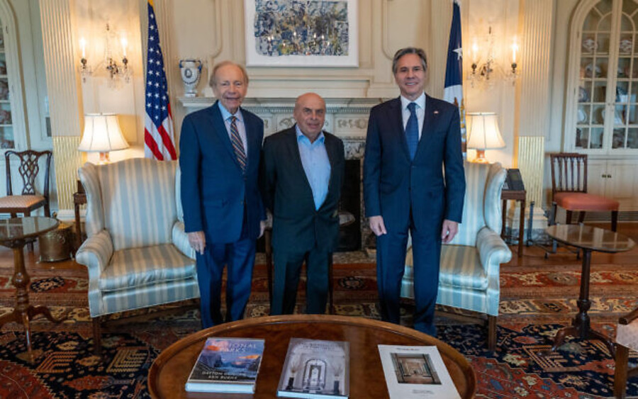 Natan Sharansky (center) meets with US Secretary of State Antony Blinken (right) and former US Senator Joe Lieberman in DC, July 21, 2021. (Photo: Ron Przysucha/State Department)