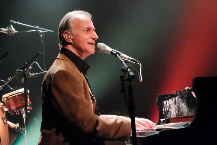 Israeli musician Matti Caspi performs in Gush Etzion, December 10, 2015. (Photo: Gershon Elinson/Flash 90)