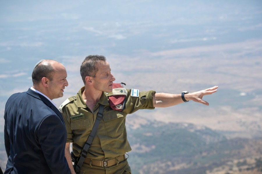 Prime Minister Naftali Bennett surveys Israel's northern border, August 3, 2021 (Photo: Koby Gideon/GPO)