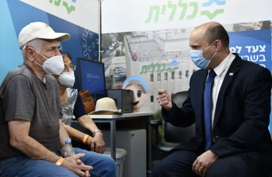 Prime Minister Naftali Bennett inaugurates the new vaccination center for Clalit Health Services in Jerusalem's Cinema City, August 8, 2021.
(Photo: Haim Tzach/GPO)