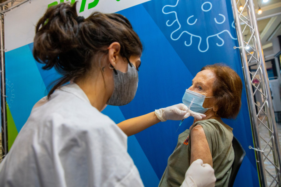 An Israeli woman over 60 years old receives her third dose of the COVID-19 vaccine, August 8, 2021. (Photo: Olivier Fitoussi/Flash90)