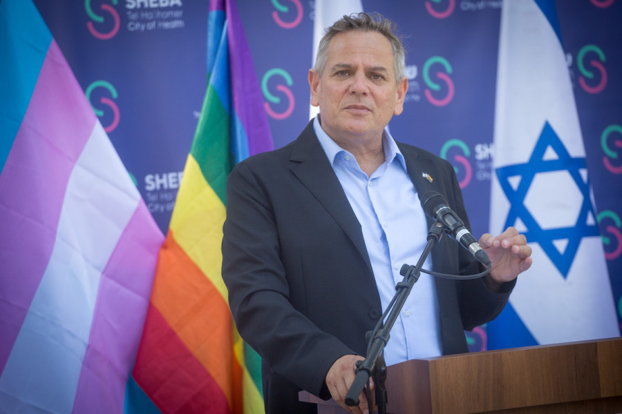 Minister of Health Nitzan Horowitz speaks during his visit at Tel HaShomer Hospital in Ramat Gan, August 3, 2021. (Photo: Miriam Alster/Flash90)
