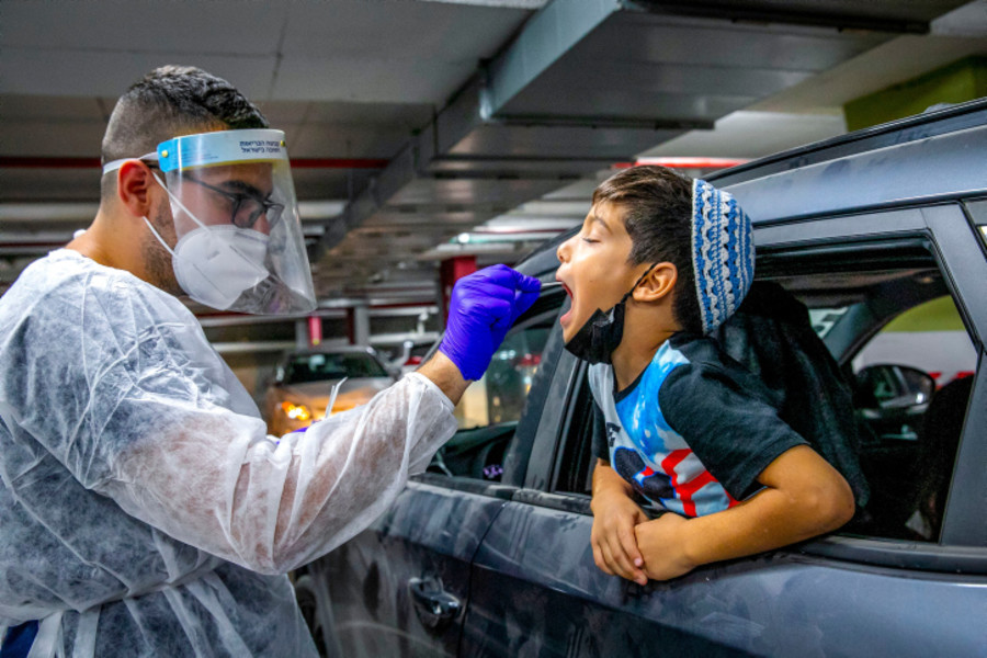 Healthcare workers take test samples of Israelis at a drive-through COVID testing complex in Modi'in, Aug. 15, 2021. (Photo: Yossi Aloni/Flash90)