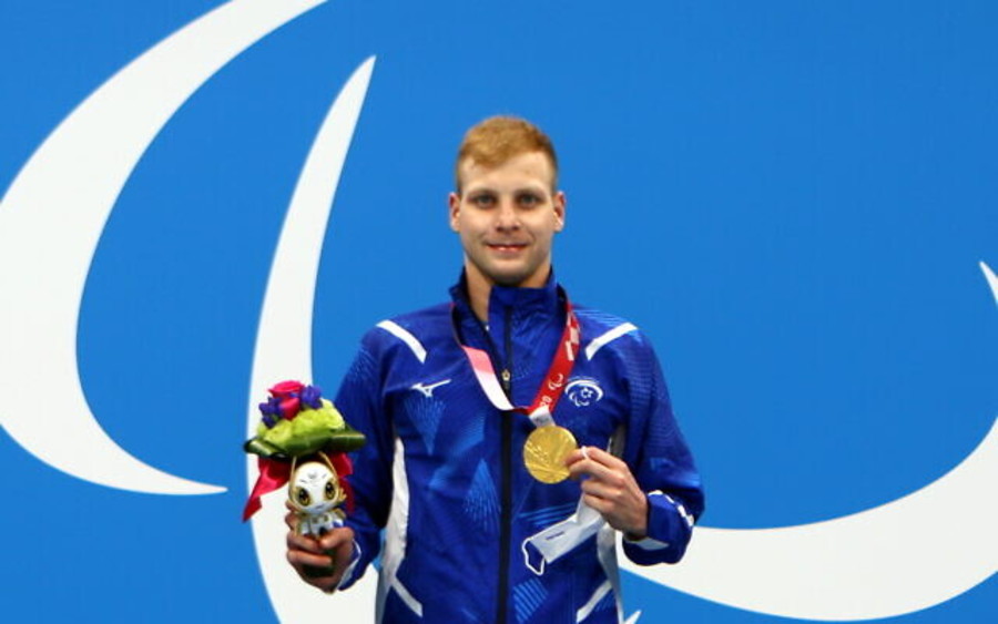Israeli swimmer Mark Malyar poses with his gold medal in the 400m freestyle at the Tokyo Paralympics on Aug. 29, 2021. (Keren Isaacson/Israel Paralympic Committee)