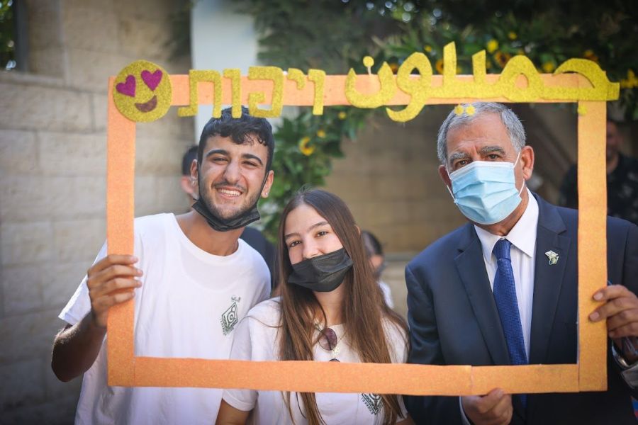 Knesset Speaker Mickey Levy visits the Max Rayne Hand in Hand School in Jerusalem as students across Israel return to in-person learning on Sept. 1, 2021. (Photo: Noam Moskowitz/Knesset)