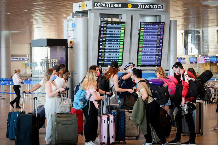 Israeli travelers Ben-Gurion International Airport near Tel Aviv, Aug. 5, 2021. (Photo: Avshalom Sassoni/Flash90)