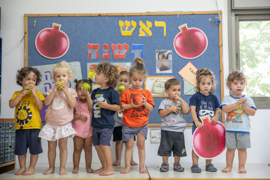 Israeli pre-schoolers learn about customs of Rosh Hashanah at Moshav Yashresh, Sept. 5, 2021. (Photo: Yossi Aloni/Flash90)