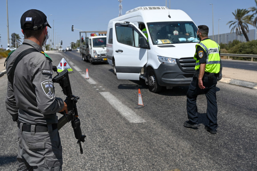 Israeli police officers set up a roadblock at the Jezreel junction near Jenin, in search of the six Palestinian prisoners who escaped the Gilboa prison on Monday. Sept. 9, 2021. (Photo: Michael Giladi /Flash90)