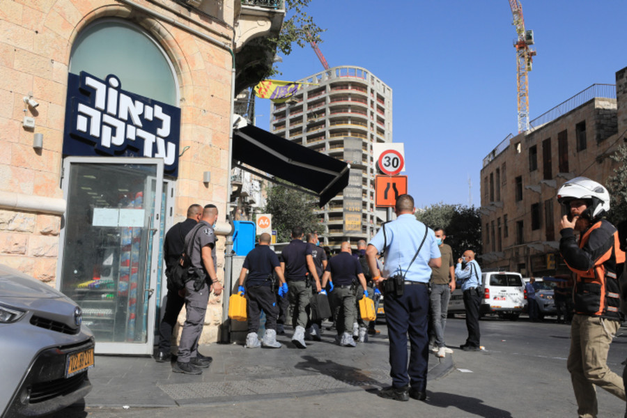 Police and rescue personnel at the scene of a terror attack at the Central Bus Station in Jerusalem. Two Israelis were moderately injured in the stabbing attack and the suspect was shot. Sept. 13, 2021. (Photo: Olivier Fitoussi/FLASH90)