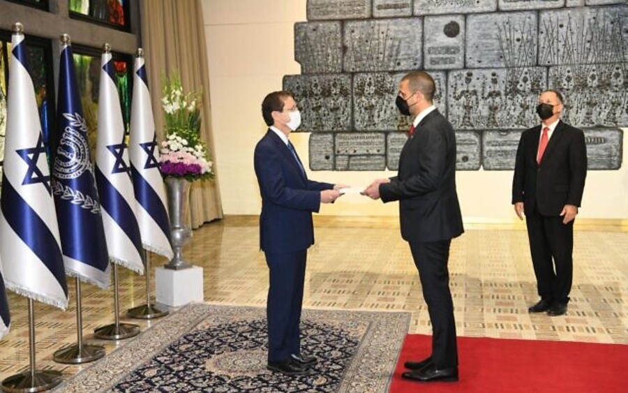 Bahrain's first-ever ambassador to Israel, Khaled Yousif Al-Jalahma (R), presents his letter of credence to President Isaac Herzog in Jerusalem, September 14, 2021 (Photo: Amos Ben-Gershom/GPO)