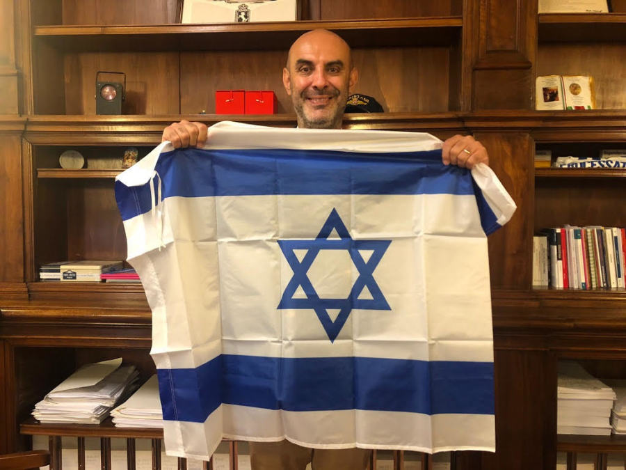 Senator Simone Pillon brought the Israeli flag to the Italian Senate to support Israel during the last Gaza conflict