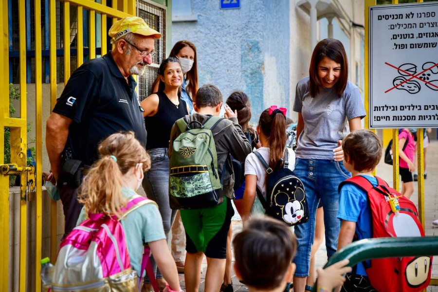 Young Israeli students arrive for their first day of school after the holidays, in Tel Aviv, Sept. 30, 2021. (Photo: Avshalom Sassoni/Flash90)