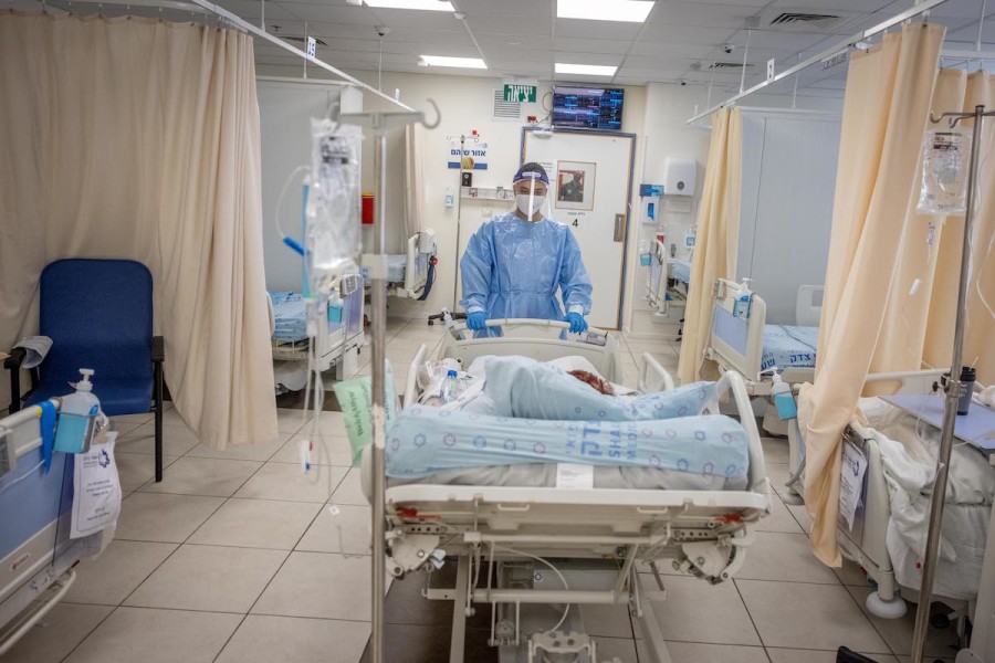 Medical team members wearing safety gear as they work in the coronavirus ward of Shaare Zedek hospital in Jerusalem, Sep. 23, 2021. (Photo: Yonatan Sindel/Flash90)