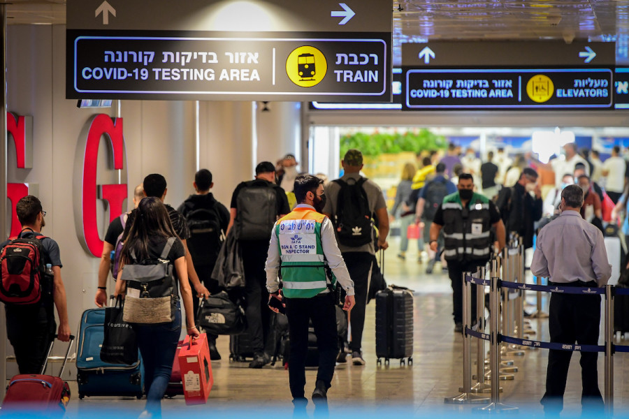 Travelers at the Ben-Gurion International Airport, on July 19, 2021. (Photo: Avshalom Sassoni/Flash90)
