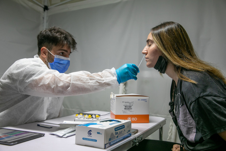 A worker administers a COVID-19 rapid test at a Magen David Adom testing center in Lod, Oct. 17, 2021. (Photo: Yossi Aloni/Flash90)