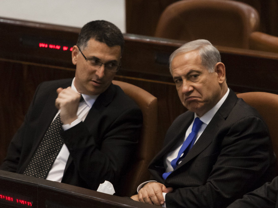 File photo - Gideon Sa'ar (L) and Benjamin Netanyahu at a Knesset session in 2013. (Photo: Flash 90)