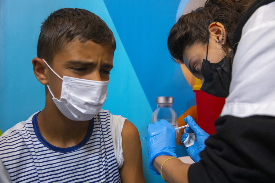 An Israeli child receives his dose of the COVID-19 vaccine, Sept. 20, 2021 in Jerusalem. (Photo: Olivier Fitoussi/Flash90)