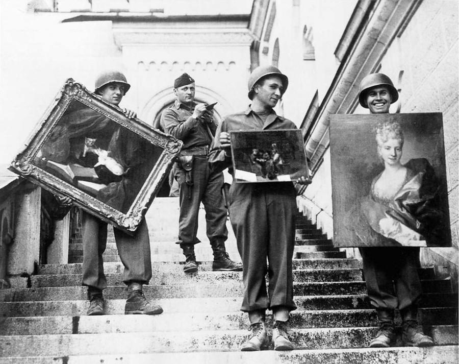 Illustrative - soldiers holding stolen artwork (Photo: Stolen Art/Flickr)