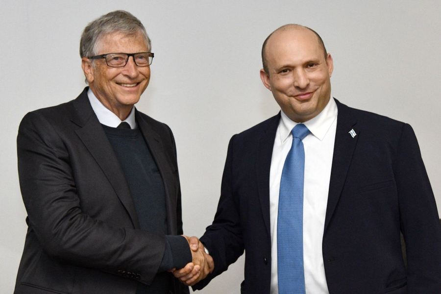 Microsoft Founder Bill Gates with Israeli Prime Minister Naftali Bennett at the UN Climate Change Conference in Glasgow, Scotland, on Nov. 2, 2021. (Photo: Haim Zach/GPO)