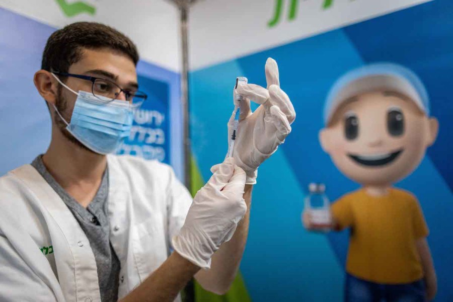 A health worker prepares a COVID-19 vaccine in Jerusalem, Oct. 3, 2021. (Photo: Yonatan Sindel/Flash90)