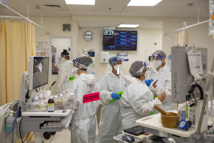 Hospital staff wearing safety gear as they work in the COVID-19 ward at Shaare Zedek Hospital in Jerusalem, Oct. 14, 2021. (Photo: Olivier Fitoussi/Flash90)