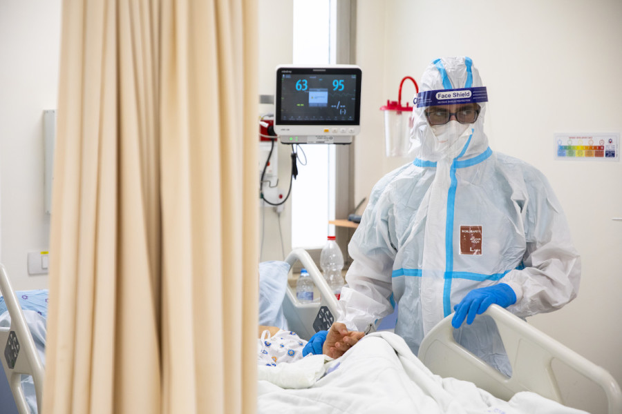 Hospital workers wear safety gear as they work in the COVID-19 ward of Shaare Zedek hospital in Jerusalem, Oct. 14, 2021. (Photo: Olivier Fitoussi/Flash90)
