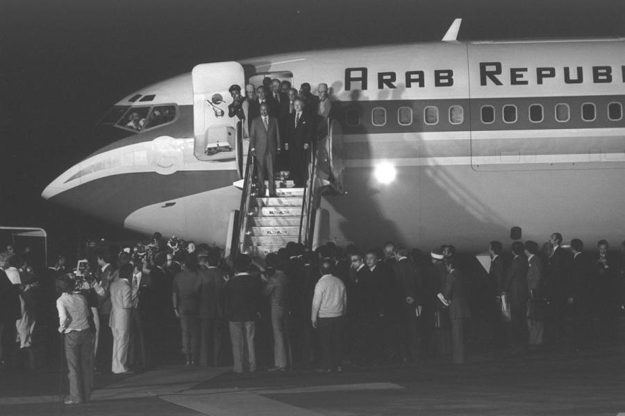 Egyptian President Anwar Sadat standing on the top of the "EL AL" ramp after landing at Ben-Gurion Airport, Nov. 19, 1977 (Photo: Moshe Milner/GPO)