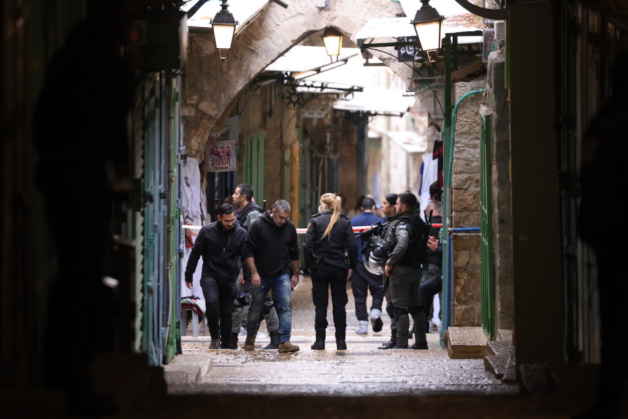 Police officers at the scene of a shooting and stabbing attack in Jerusalem's Old City, Nov. 21, 2021. (Photo: Yonatan Sindel/Flash90)