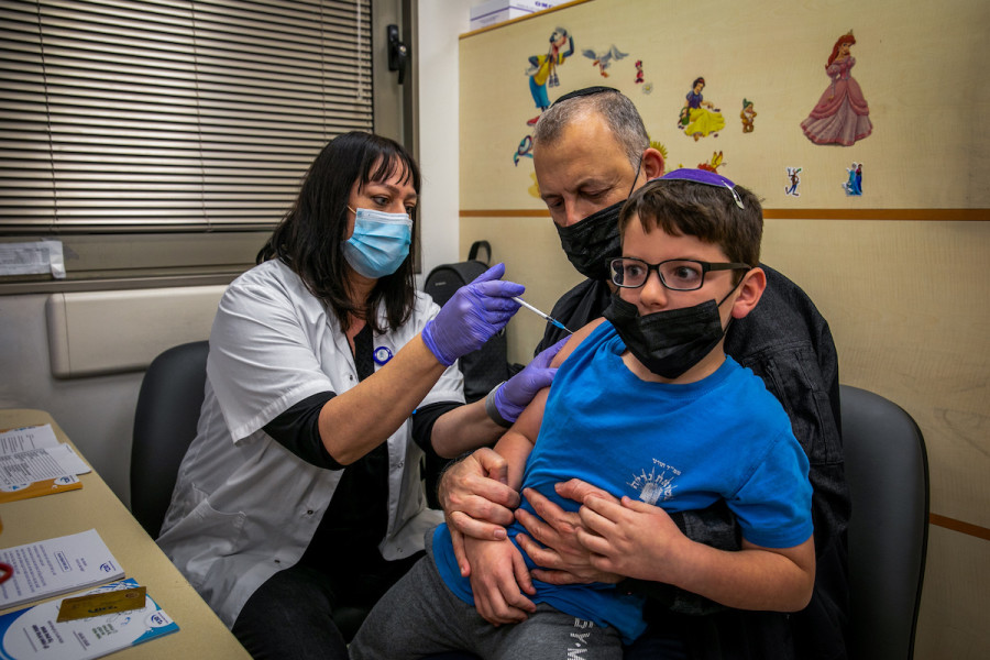 An Israeli child under 11 gets the first dose of the COVID-19 vaccine in Modi'in, Nov. 22, 2021. (Photo: Yossi Aloni/Flash90)
