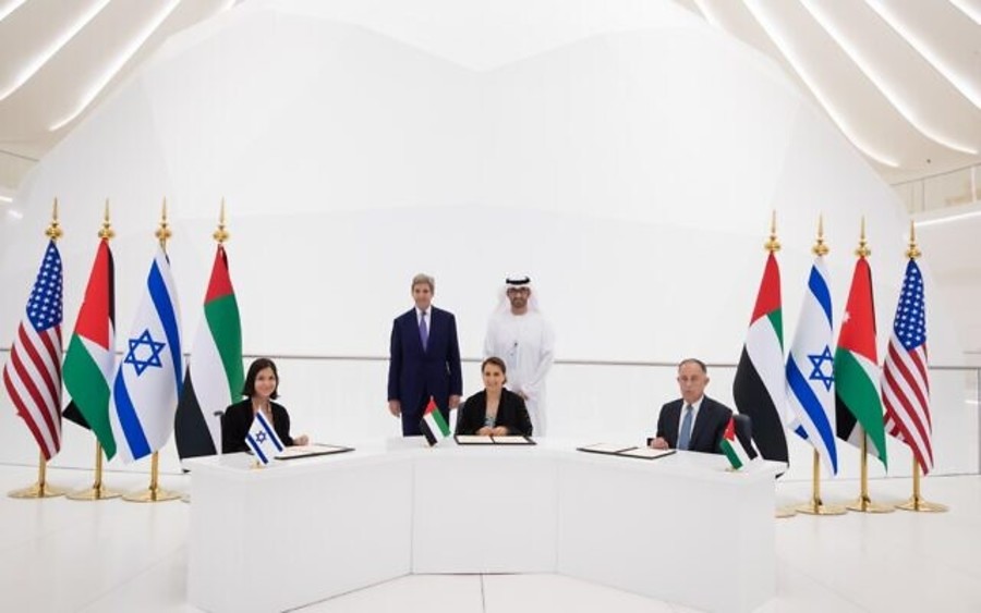 L-R: Energy and Water Resources Minister Karine Elharrar, UAE Climate Change Minister Mariam Almheiri and Jordan Water and Irrigation Minister Mohammed Al-Najjar sign a water agreement at a Dubai Expo event on November 22, 2021, as US Climate Envoy John Kerry and UAE Crown Prince Mohammed bin Zayed look on. (Photo: UAE Foreign Ministry/Twitter)