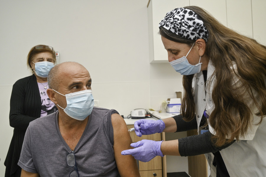 An Israeli receives a third dose of the COVID-19 vaccine in Katzrin, Nov. 16, 2021. (Photo: Michael Giladi/Flash90)