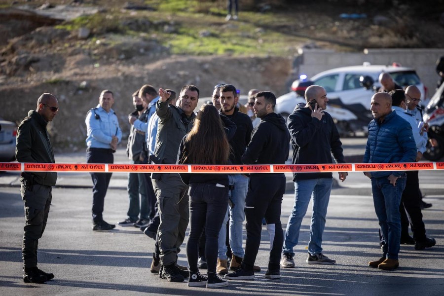 Police officers at the scene of a stabbing attack in the East Jerusalem neighborhood of Sheikh Jarrah, Dec. 8, 2021. (Photo: Yonatan Sindel/Flash90)