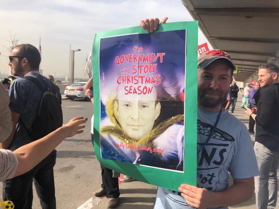 Israelis protest the government's policy in closing the country to foreign tourists, Dec. 13, 2021 (Photo: ALL ISRAEL NEWS)