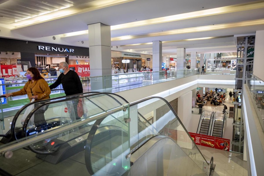 People shop at the Hadar Shopping mall in Jerusalem on December 16, 2021. (Photo: Yonatan Sindel/Flash90)