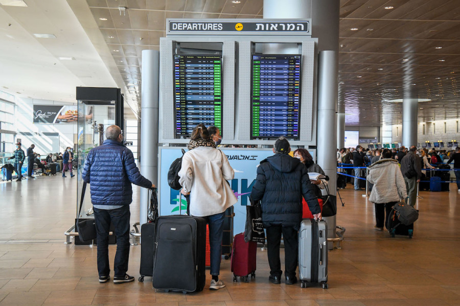 Travelers seen at Ben-Gurion International Airport, Dec. 19, 2021. (Photo: Flash90)