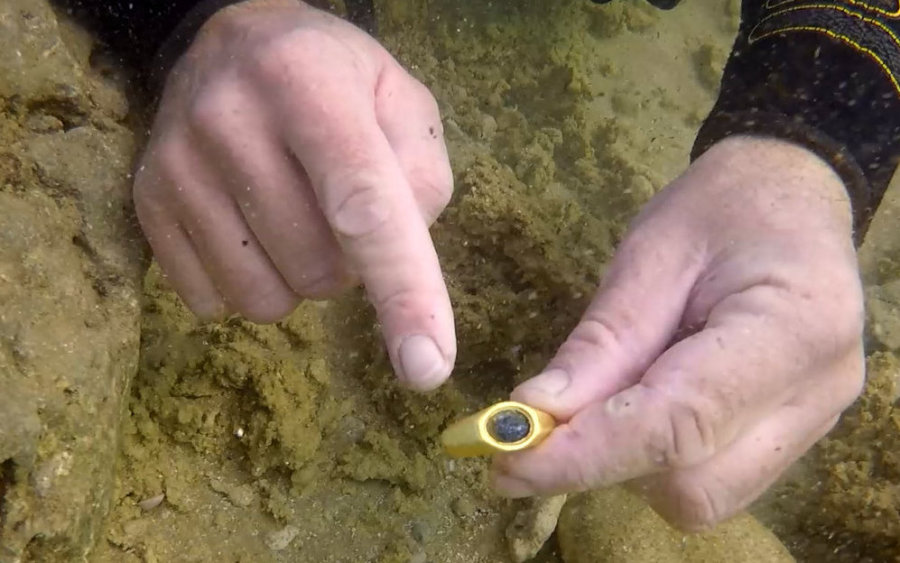 Underwater discovery of a gold ring (Photo: Israel Antiquities Authority Marine Archaeology Unit)
