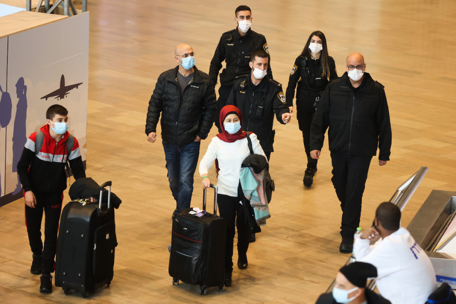 Passengers at Israel's Ben-Gurion International Airport, Dec. 22, 2021. (Photo: Flash90)