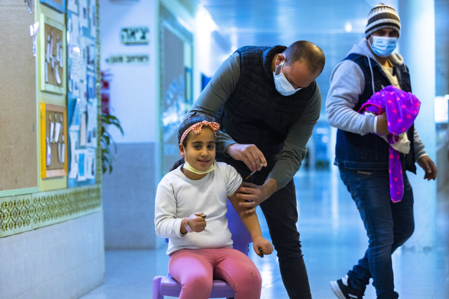 Israeli students receive the COVID-19 vaccine at Hadassim primary school outside of Jerusalem, Dec. 19, 2021. (Photo: Olivier Fitoussi/Flash90)