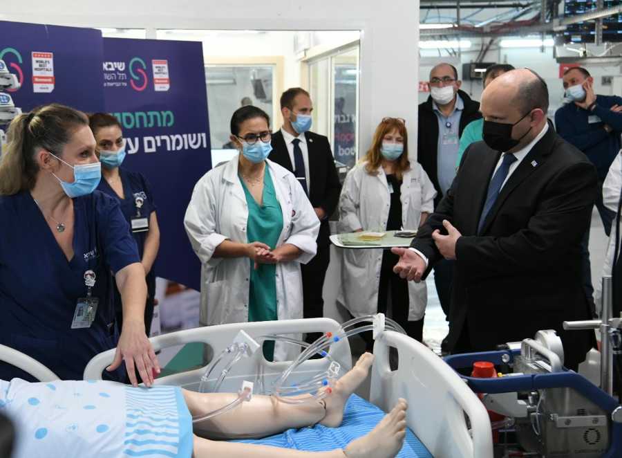 Prime Minister Naftali Bennett visits the coronavirus ward at Sheba Medical Center, Jan. 4, 2022 (Photo: Amos Ben-Gershom/GPO)